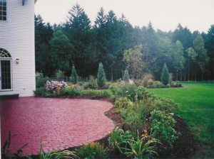 Curved patio with adjacent garden in Bedford NH